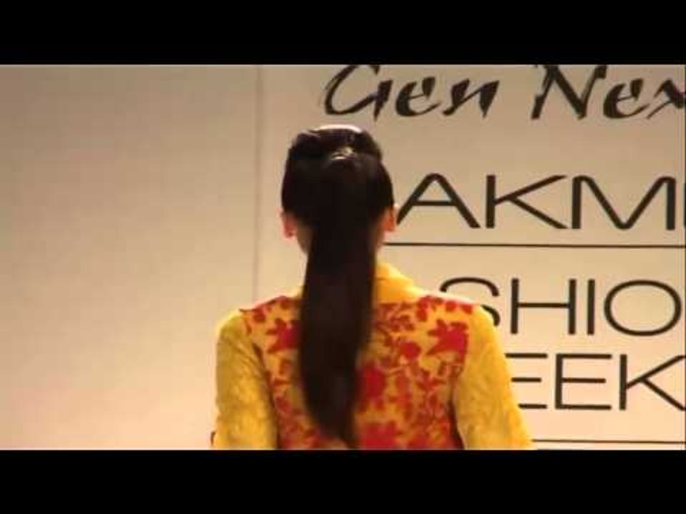 Blonde & Sexy Babes On Ramp