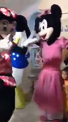 ميني ماوس سعدها تكب في تونس وركزولي على البطة ههه