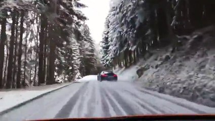Crazy pilote sur la neige route de montagne se déporte avec R8 Supercar!
