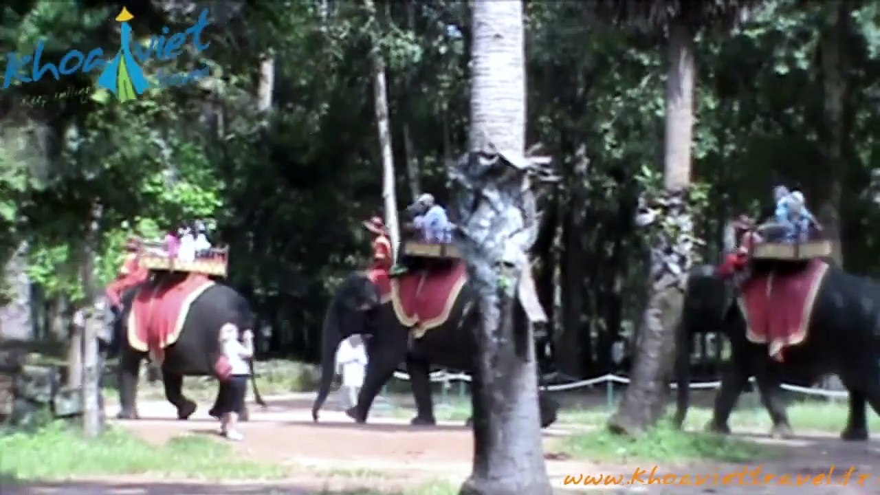 Visit the Angkor Thom including the Porte of Victoire, Bayon, Baphuon, Phimeanakas - Travel to Cambodia and Vietnam