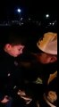 Trafik polisi soğukta üşüyor diye ağlayan çocuk