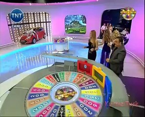 Petek Dinçöz süper mini eteğiyle ekranda