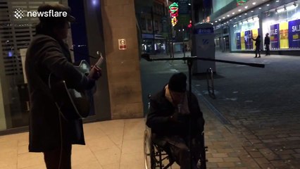 Homeless man joins busker in amazing spontaneous street jam