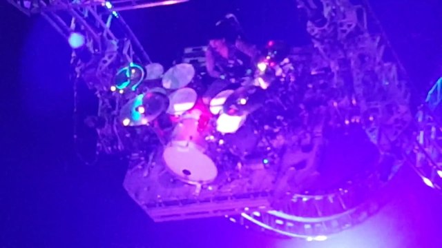 Tommy Lee coincé dans les montagnes russes pendant le final du concert de Motley Crue