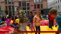 German town of Darmstadt throws party for refugees - BBC News