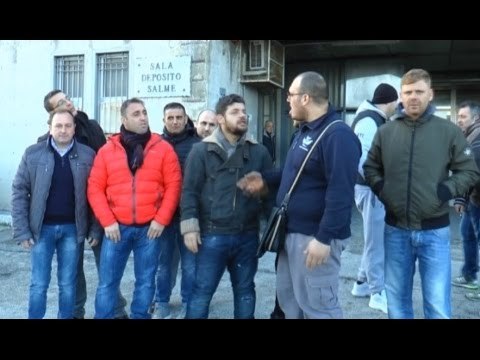 Napoli - Cimitero Poggioreale, protestano i seppellitori (04.01.16)