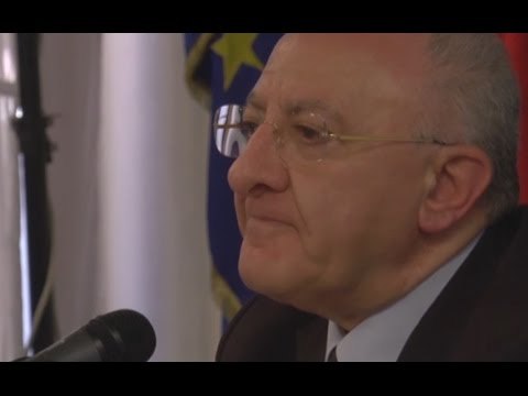 Campania - Burocrazia zero , ecoballe e campi rom: le sfide di De Luca (30.12.15)