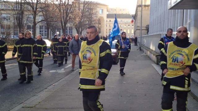 Manifestation des pompiers devant le conseil départemental
