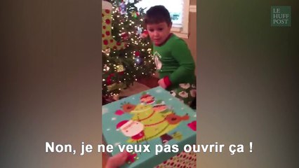 Ce garçon a eu ce qu'il voulait comme cadeau de Noël, et pourtant il est loin d'être ravi...