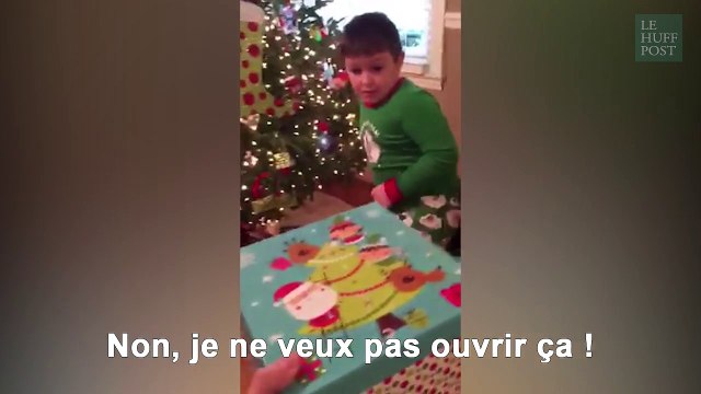 Ce garçon a eu ce qu'il voulait comme cadeau de Noël, et pourtant il est loin d'être ravi...