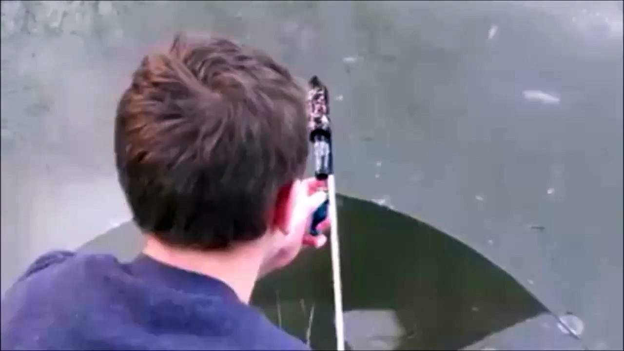 Un feu d'artifice lancé dans un lac gelé sous la glace. Magique