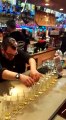 Un barman ultra talentueux tente un trick cocktail très périlleux!