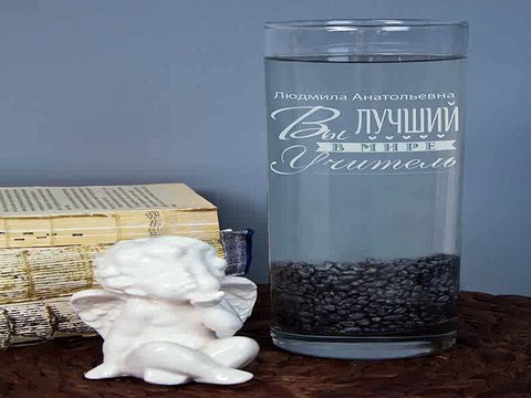 Роскошный и недорогой подарок на все случаи жизни - Ваза для цветов с именной гравировкой Лучшему учителю в г. Тула