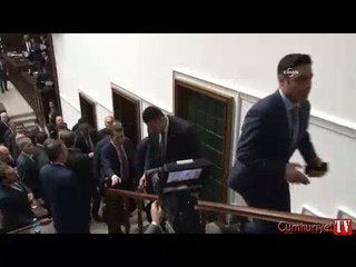 Bayılan genç kıza Davutoğlu'ndan müdahale