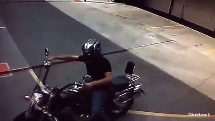 Reculer une moto n'est pas toujours une chose simple...