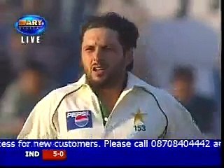 Shahid Afridi Opening the bowling, BOWLING FAST!! -
