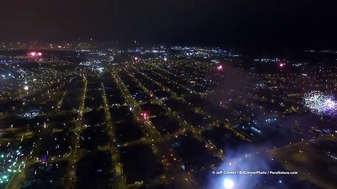 Un drone filme un feu d'artifice unique au monde tiré depuis tous les quartiers de la ville de Lima