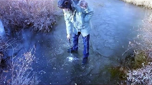 Faire exploser un feu d'artifice sous une couche de glace épaisse