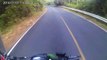 Des motards tombent sur un éléphant en pleine route en Thailande