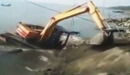 Hem kendini hem gemiyi batırdı!