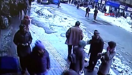 Deux piétons disparaissent sous une avalanche de neige en pleine rue