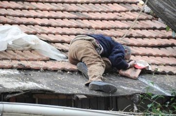 Yaşlı Adam Tamir İçin Çıktığı Çatıda Kalp Krizinden Öldü