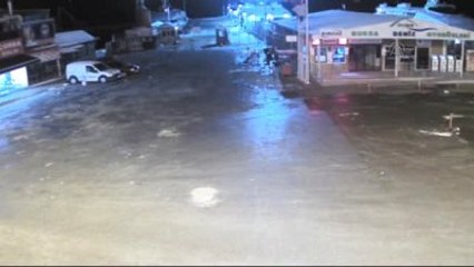 Otomobilin Lokantaya Çarpması Güvenlik Kamerasında