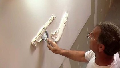 Ele espalha esta pasta na parede, e depois... O resultado é ESPANTOSO! Parece impossível!