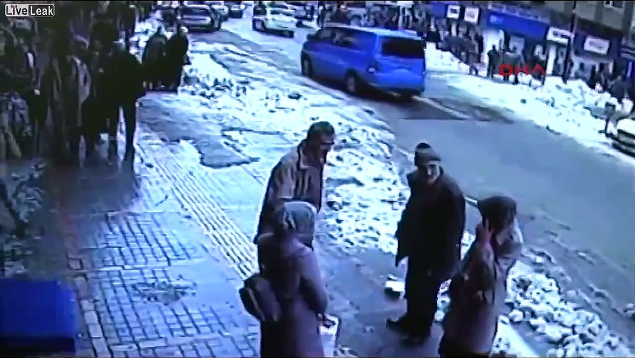 Plusieurs piétons ensevelis par la chute d'impressionnants blocs de neige du toit d'un building