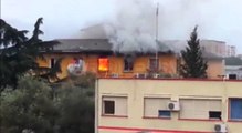 Zjarr në një apartament në katin e tretë të një pallati tek “Zogu i Zi”- Ora News- Lajmi i fundit-