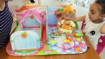 Smoothie Babies Muñeco bebé, cuna, bañera y cuarto de juego (Baby doll and playroom).