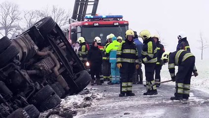 Melkauto glijdt in de sloot bij Oldehove - RTV Noord