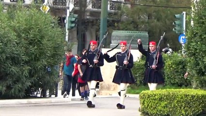 Η ΑΛΛΑΓΗ ΤΩΝ ΕΥΖΩΝΩΝ ΣΤΗΝ ΠΛΑΤΕΙΑ ΣΥΝΤΑΓΜΑΤΟΣ  ΤΙΣ 05/01/2016 !!!