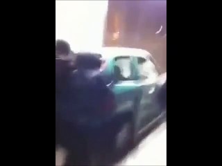 Ils balancent une voiture dans le métro à Bruxelles !