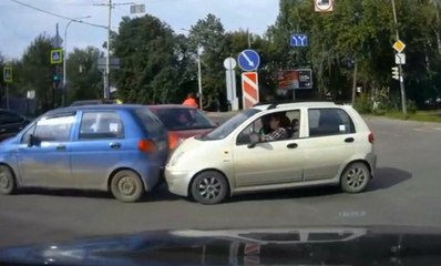 El Hareketi Çeken Kadın Sürücü Önündeki Araca Çarptı