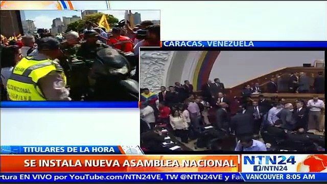 Venezolanos opositores protestan a las afueras de la Asamblea Nacional en Caracas
