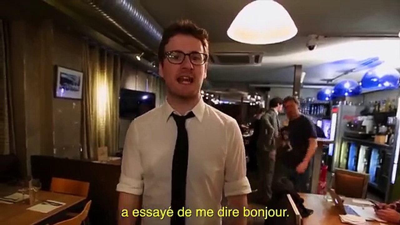 Quand un Anglais se moque de la bise à la française
