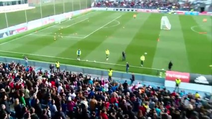 Cristiano Ronaldo regalando balones en entrenamiento