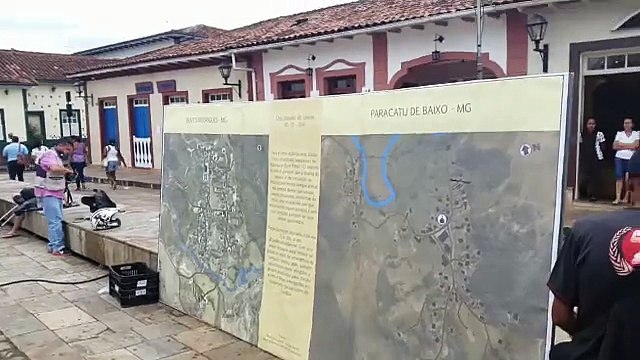 Moradores fazem ato para lembrar dois meses da tragédia em Mariana