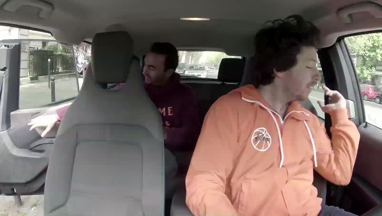 Tout sourire en BMW i3 avec Vanity Fair