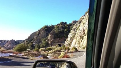 Buzz : Cette vidéo terrifiante montre le moment où une voiture plonge en bas d’une falaise !