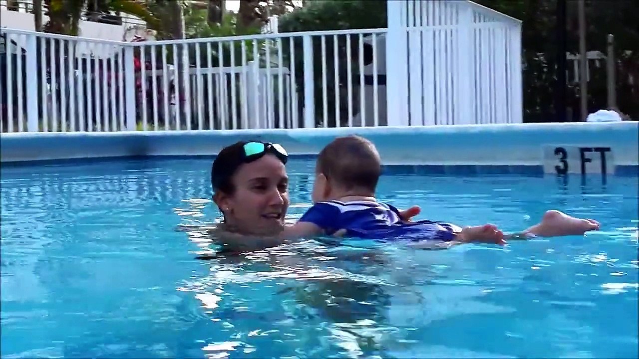 7 month old baby swimming underwater!