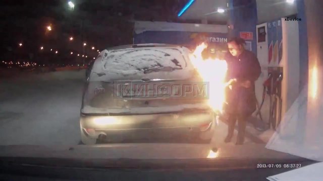 La femme la plus idiote du monde met le feu à sa voiture