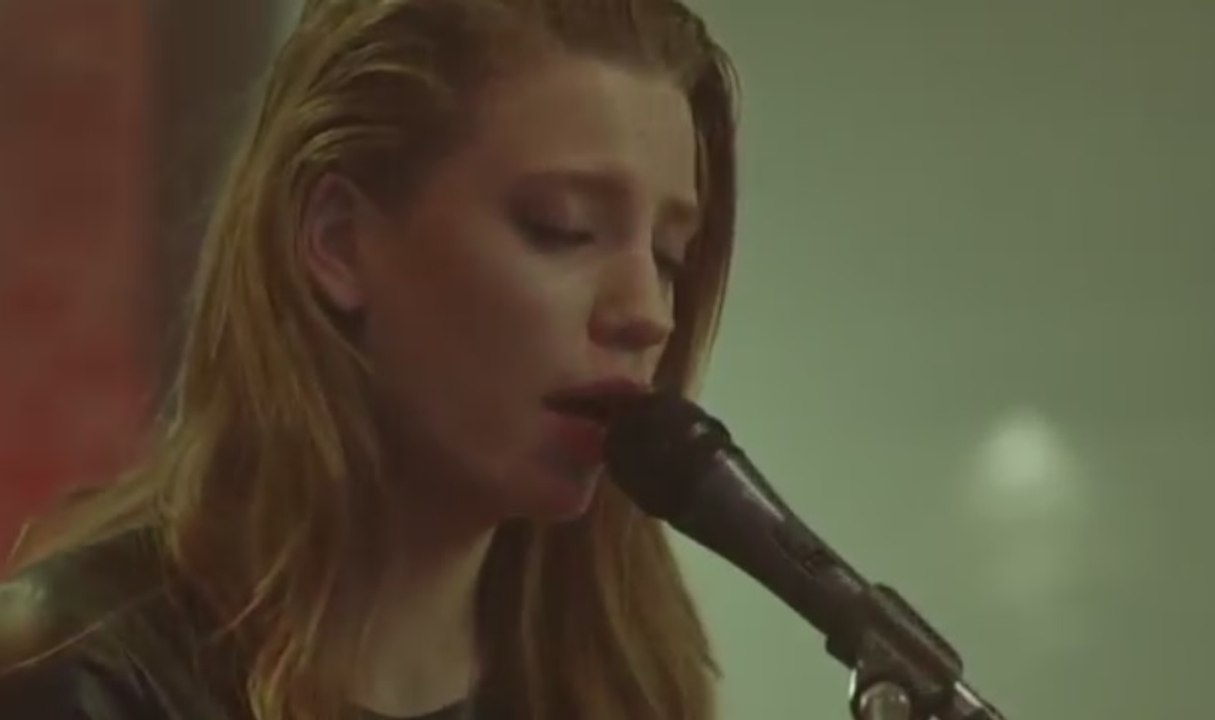 Serenay Sarıkaya'nın Sesinden 'İsyan' Şarkısı