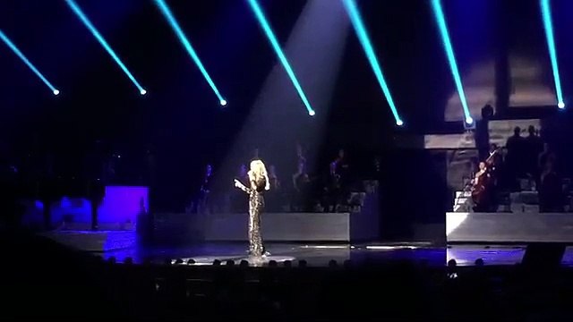 Durante un concerto Celine Dion canta Hello di Adele: la sua voce è pazzesca