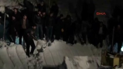 Van Kara Saplanan Minibüsü Kurtarmak İsteyen Yolcuların Üzerine Çığ Düştü: 1 Ölü