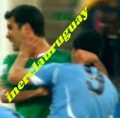 Luis Suarez muerde al mexicano Rafa Marquez - Luis Suarez bites the Mexican Rafa Marquez