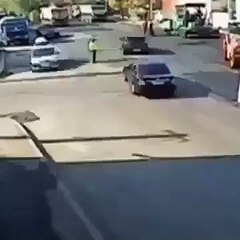 Se apparu soudainement sur la route à courir sur un homme