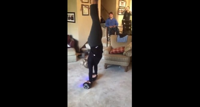 Une blonde fait le poirier sur un hoverboard