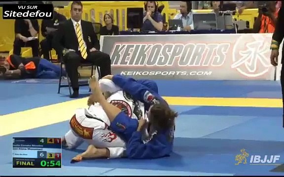 Elle déboite le bras de son adversaire en Jiu-jitsu